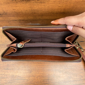 Pelo OEM de fábrica en cuero de vaca al por mayor de las mujeres logotipo personalizado mecanizado a mano con cubierta de muñequera señora bandolera cartera individual - Product Image 6