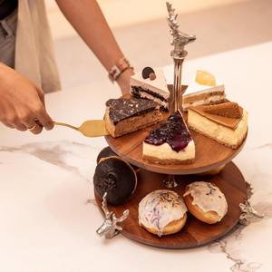 Support à gâteau de luxe à 2 niveaux en bois avec tête de cerf et accents métalliques argentés en forme de renne, plateau de service à étages, présentoir à desserts rustique pour la décoration intérieure - Product Image 3