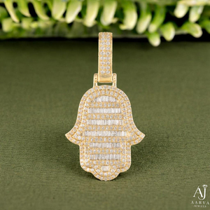 Colgante de Mano de Hamsa Chapado en Oro y Plata con Moissanita, Amuleto Hiphop, Corte Brillante Redondo, Joyería Religiosa Unisex - Product Image 1