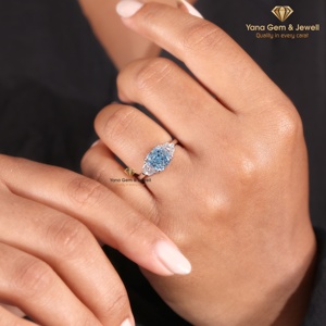 Bague trilogie fantaisie bleu vif VS2 clair avec diamant de laboratoire CVD taille coussin de 2,00 carats certifié IGI en or massif 14K pour femme - Product Image 3