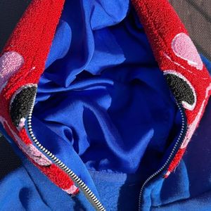 Sudadera con capucha y cremallera con estampado de esqueleto personalizado, construcción de tela premium, cierre frontal completo con cremallera y corte oversize estilo streetwear. - Product Image 5