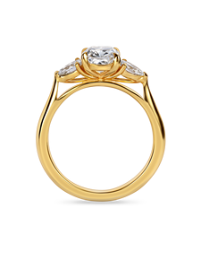 Impresionante anillo de compromiso con corte de cojín tipo trilogía, con un diamante central de 1+ quilates y piedras laterales en forma de pera, en oro de 18 quilates y platino. - Product Image 4