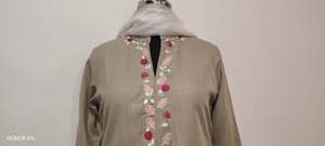 Kurta beige en coton pour femme avec broderie florale sur le devant, style traditionnel indien pakistanais, longueur midi, coupe classique, en stock - Product Image 2
