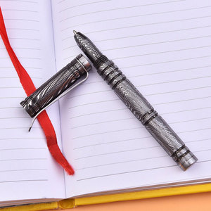 Bolígrafo de Lujo Hecho a Mano con Patrón de Acero de Damasco, Instrumento de Escritura Premium para Oficina, Regalo Corporativo y Uso Diario - Product Image 1
