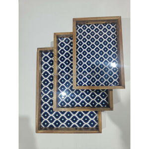 Ensemble de plateaux de service en bois de manguier faits à la main, motif géométrique Ikat bleu, art émaillé, plateaux décoratifs en bois pour le petit-déjeuner et le service avec poignées - Product Image 1