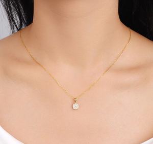 Collar de Lujo para Mujer ZAWO HOUSE con Colgante de Moissanita Redonda de Corte Brillante en Plata 925 con Engaste de Garra - Product Image 2