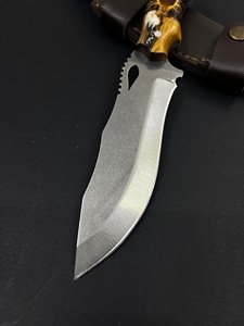 Couteau de chasse à lame fixe, manche en résine époxy jaune, acier inoxydable, bord partiellement dentelé, design léger et durable - Product Image 4