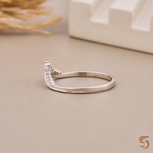 Anillo Chevron Curvo de Moissanita en Oro Blanco de 14K |   Anillo de Diamantes en Forma de V | Anillo de Moissanita con Contorno |   Anillo de Boda Apilable - Product Image 3