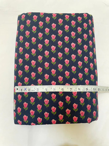 Tissu en coton imprimé à la main Sanganeri indien, motif floral bleu marine et rose, écologique, pour robes, sacs, garçons et filles - Product Image 3