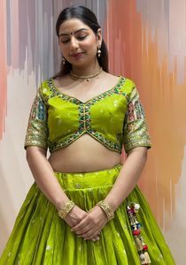 Exclusivo Chaniya Choli de Seda Banarasi con Bordado a Mano con Espejos y Dupatta de Organza, Traje Festivo Nupcial para Mujer - Product Image 3