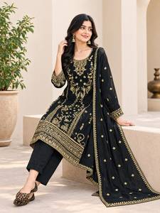 Conjunto de diseñador con hermoso bordado y trabajo de lentejuelas, top de seda satinada coreana con pantalón y dupatta, completamente cosido y listo para usar. - Product Image 2