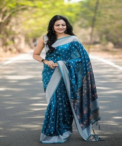 Sari tradicional de seda azul con borde plateado y estampado floral para mujer, ropa étnica india, estilo casual, para todas las estaciones - Product Image 1
