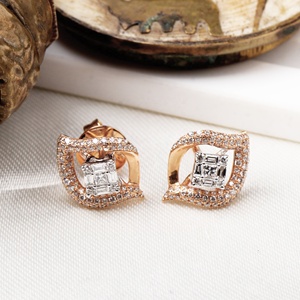ต่างหูแบบติดหูทรงโค้งประดับเพชรทรงบาแกตต์ทองคำแท้ 18K สีโรสโกลด์จาก Memoria Jewels ขายส่ง - Product Image 1