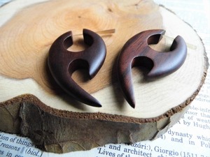 Pendientes de Madera de Palisandro Marrón Oscuro, Forma Curva, Acabado Liso, Hechos con Madera Natural - Product Image 2