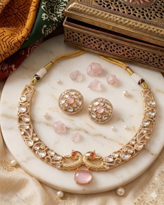 Conjunto de Joyería Tradicional Chapado en Oro con Diamantes Americanos: Collar Choker, Collar de Pavón Doble Hasli y Pendientes Redondos de Piedra Rosa Bebé para Mujer - Product Image 6
