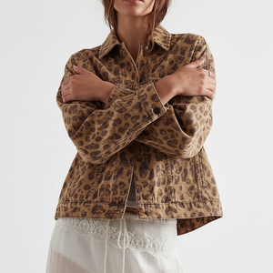 Chaqueta Vaquera Personalizada con Logotipo para Mujer, Corte Regular, Prenda Exterior Ecológica, Transpirable, Lavado Claro, Otoño, con Botones, Venta al Por Mayor - Product Image 4