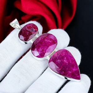 Colgante de rubí en plata de ley 925 hecho a mano con tres piedras, joyería de lujo, regalo para mujer, venta al por mayor. - Product Image 2