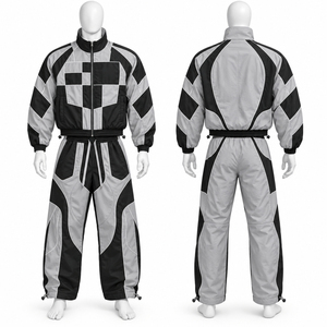 Conjunto de chándal personalizado negro y gris con paneles geométricos, chaqueta con cremallera completa y pantalones a juego, elegantes y cómodos para uso unisex. - Product Image 1