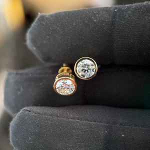 Pendientes de Diamantes Redondos Brillantes de 1.30 ct Cada Uno, D VS1, Certificados por IGI, Oro Blanco de 14K, Joyería Fina - Product Image 3