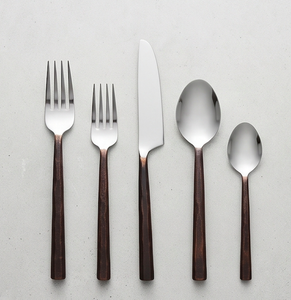 Ensemble de couverts minimalistes avec manches brunes, finition miroir haute brillance, compatible lave-vaisselle, en acier inoxydable, pour les occasions de mariage - Product Image 1