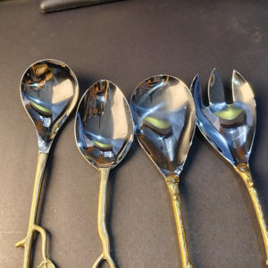 Juego de Cubiertos Botánico de 4 Piezas Inspirado en la Naturaleza con Mangos Esculpidos en Oro con Diseño de Hojas y Enredaderas y Cabezas Plateadas Pulidas - Product Image 2