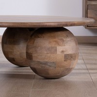 Table basse ronde Vandana Golden Value au design épuré et organique, en bois de manguier massif