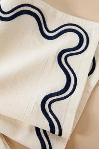 Serviettes en toile de coton bio 100% brodées à la main Bearfit Madline, style européen, écologiques - Product Image 2