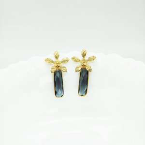 Pendientes de Flor con Gemas de Cuarzo Iolita, Diseño de Diseñador, Chapados en Oro de 18K |   Pendientes de Piedra Iolita Natural |   Joyería de Moda al por Mayor - Product Image 1