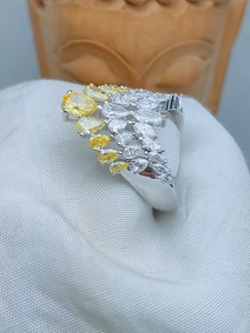 Magnifique bague de mariée en or blanc avec diamants jaunes canari et blancs, style diadème, sertie de pierres multiples taille poire, bague de déclaration raffinée - Product Image 2