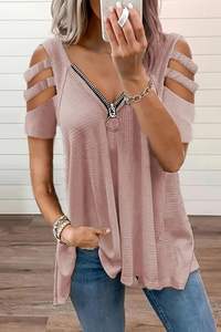 Camiseta Henley de punto gofrado para mujer con cuello en V y cremallera, estilo alternativo de manga corta con hombros descubiertos y cremallera en el hombro - Product Image 4