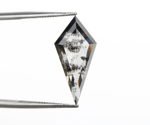 เพชรทรงว่าวโบราณ OM GEMS น้ำหนัก 1.60 กะรัต ทรงเกลือพริกไทย เจาะด้วยเลเซอร์ เพชรเลี้ยงในห้องปฏิบัติการ เพชรเกลือพริกไทยสั่งทำพิเศษ - Product Image 1