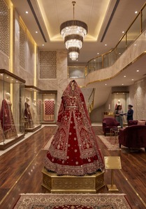 Lehenga Choli de Novia Rojo Terciopelo con Bordado a Mano, Borde de Encaje y Borlas, Vestido de Novia para Mujer - Product Image 5