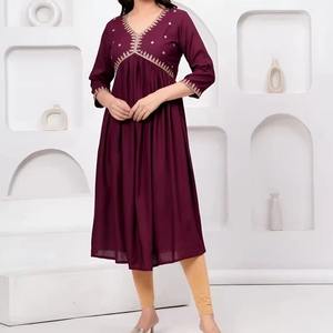 Conjunto de Kurti y Pantalón para Mujer, Estampado, Cuello en V, Color Granate, Corte Ajustado, Largo Medio, de Rayón, con Dupatta, Secado Rápido, Protección Solar, Ideal para Bodas y Fiestas - Product Image 3