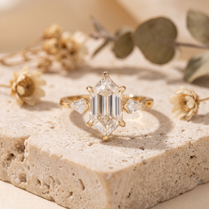 Anillo de compromiso de lujo de oro amarillo de 14K con diamante de corte hexagonal y engaste de diamantes en forma de cometa de tres piedras laterales, joyería fina al por mayor - Product Image 1