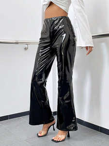 Pantalon en cuir verni noir taille haute pour femme, coupe slim évasée, brillant et très lustré, avec fermeture éclair - Product Image 2