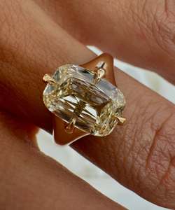 Bague solitaire à 4 griffes avec diamant jaune de laboratoire taille coussin allongée de 3 carats, certifiée IGI - Product Image 5