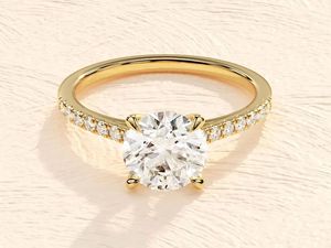 Bague de fiançailles solitaire classique ronde, avec bande latérale sertie de diamants pavés, sertissage à 4 griffes, bijoux de mariée plaqués or de haute qualité - Product Image 1