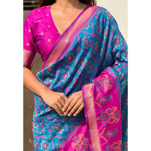 Sari Patola de Seda Suave Azul con Tejidos en Contraste, Colección de Chales de Lujo - Product Image 3