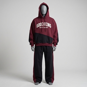 Ensemble de survêtement oversize noir et bordeaux pour homme, avec sweat à capuche à empiècements diagonaux, pantalon large noir et bande latérale rouge, bicolore - Product Image 1
