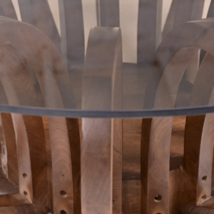 Table basse de salon moderne et attrayante, style floral, avec base sculpturale en bois de manguier massif et plateau rond en verre - Product Image 6