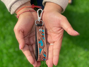 Porte-clés en cuir repoussé à la main Porte-clés en cuir Western Plume Porte-clés en cuir peint à la main Porte-clés personnalisé Porte-clés Cowgirl - Product Image 3
