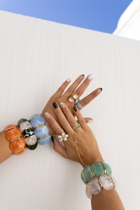 Bracelet artisanal en résine bakélite sculptée, design vintage, modèle ange transparent, bijoux fantaisie d'été colorés et irréguliers - Product Image 4