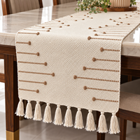 Chemin de table de style scandinave fait main en coton neutre avec pompons pour la vente en gros