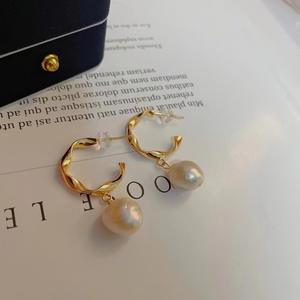 Boucles d'oreilles en perles Edison Tang Yan, style fleurs épanouies, 12-13 mm, blanc froid, translucides, presque parfaitement rondes, légers défauts - Product Image 2