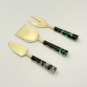ชุดชีสโลหะสีทองสุดฮิต พร้อมด้ามจับเรซิ่นสีดำ บรรจุในกล่อง สำหรับโต๊ะอาหารเช้า ชุดอุปกรณ์ทาเนยและชีส - Product Image 6