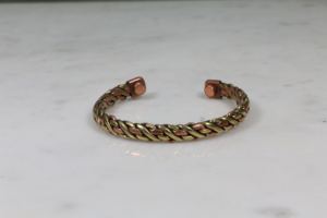 Bracelet manchette tressé en métaux mélangés fait main - Jonc magnétique thérapeutique torsadé en cuivre et laiton pour hommes et femmes - Product Image 2