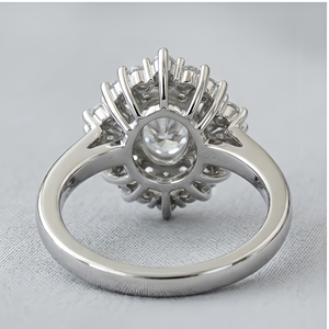 Anillo de cóctel unisex de latón con incrustaciones de circonita en forma de paz, engaste de garra, chapado en rodio, estilo glamuroso para compromiso - Product Image 4