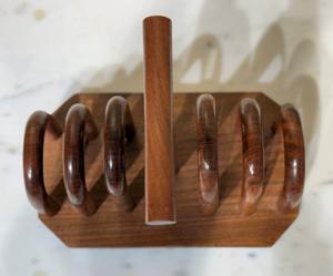 Le support à pain grillé en bois, sur la table, garde les tranches droites, croustillantes et élégantes comme un roi du petit-déjeuner. - Product Image 3