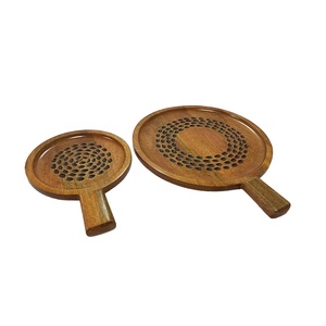 Bandejas decorativas de exhibición de alimentos de alta calidad, venta al por mayor, bandeja de servicio tallada a mano de madera de mango personalizable con asa para Pizza - Product Image 1