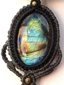 Collier ras du cou en macramé fait main avec pendentif en labradorite bleue, cordon noir, bijou bohème, cristal de guérison, charme lune - Product Image 3